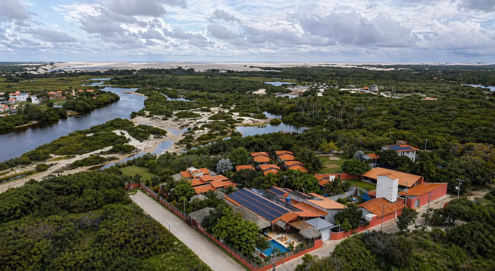 Vista aérea do Rancho das Dunas com os Lençóis Maranhenses ao fundo