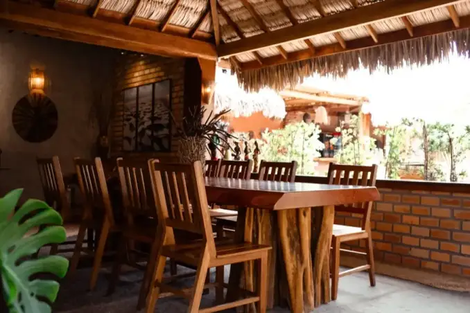 Espaço do restaurante do Rancho com mesa posta e decoração acolhedora