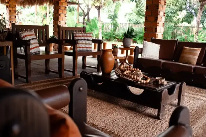 Varanda do restaurante do Rancho com mesas e jardim tropical